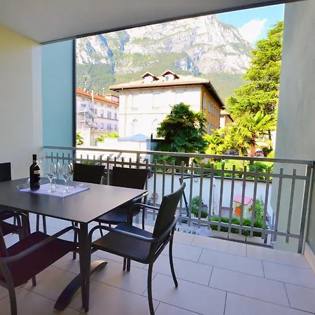 Residence Alle Palme Riva del Garda Esterno foto