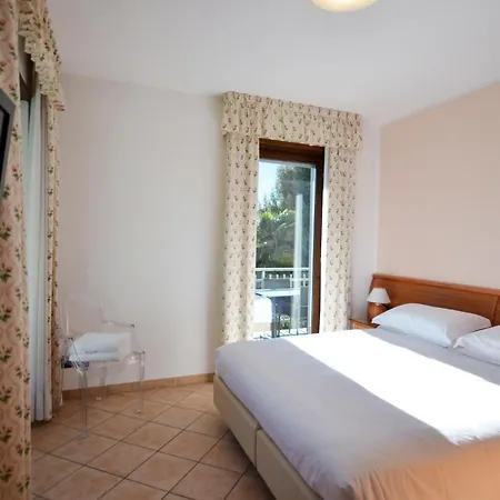 Residence Alle Palme Riva del Garda Esterno foto